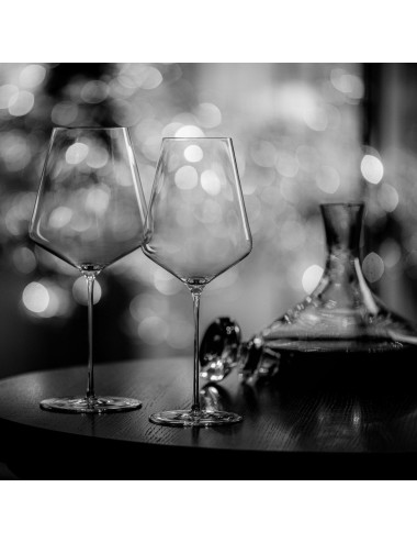 De strakke lijnen van de Signature F.Sommier-collectie presenteren moderne, assertieve silhouetten.